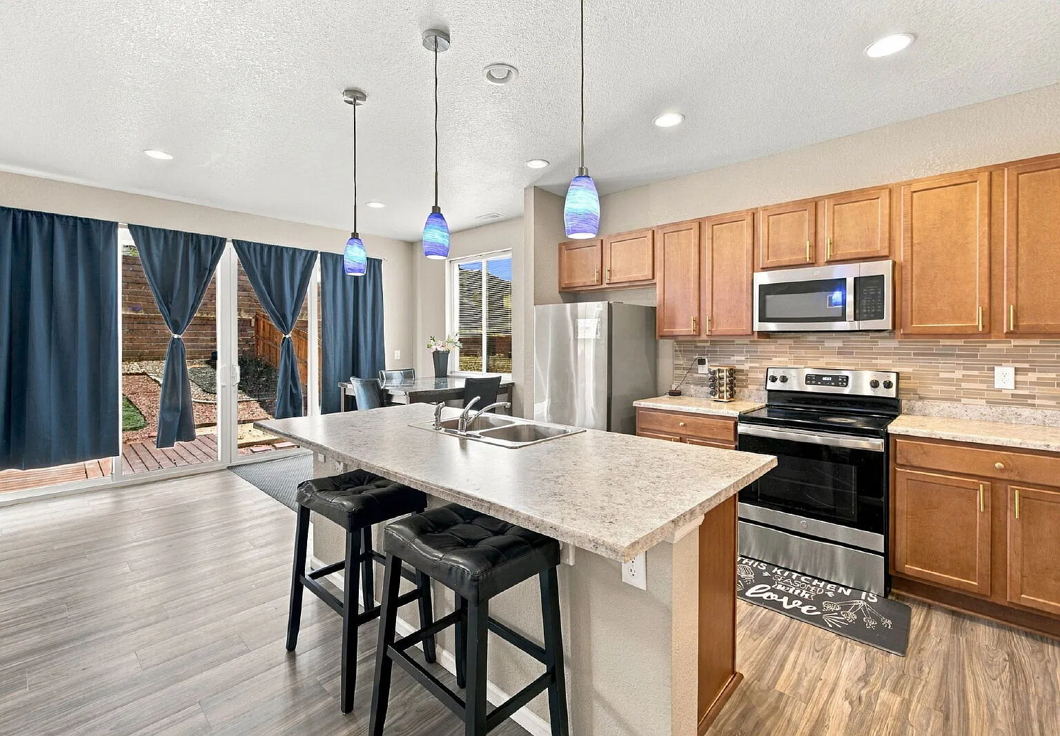 4 bed, 2.5 bath, 2023 sqft, $2,500 — Photo 4