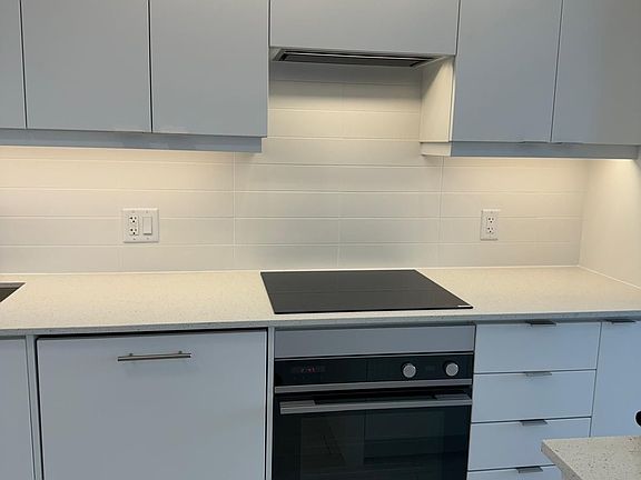 5th image of 30 Elm Dr W #3003