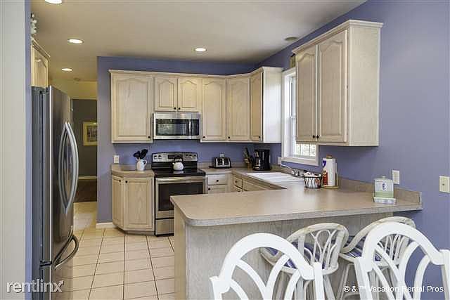 Cheery Dining Table is really close to the kitchen!