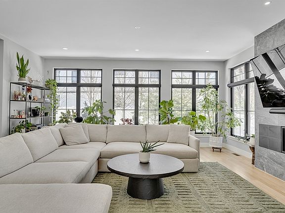 2nd image of 32 Lantern Ln