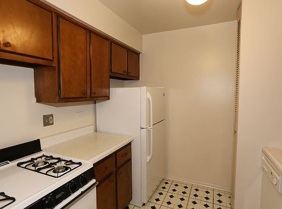 3rd image of 660 W Wrightwood Ave APT 317