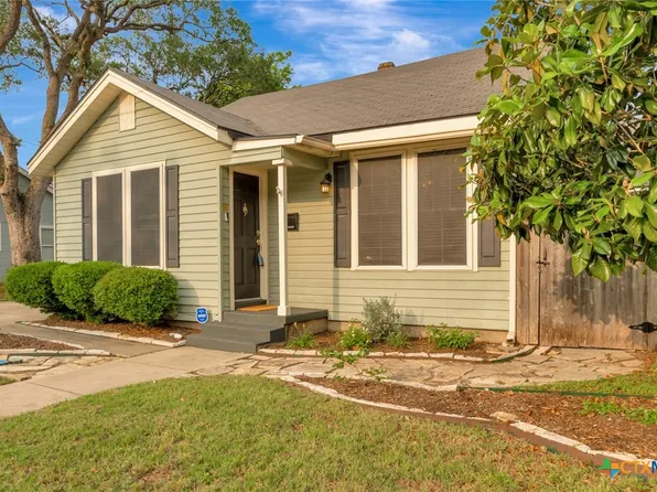 1702 N Vine St, Victoria, TX 77901