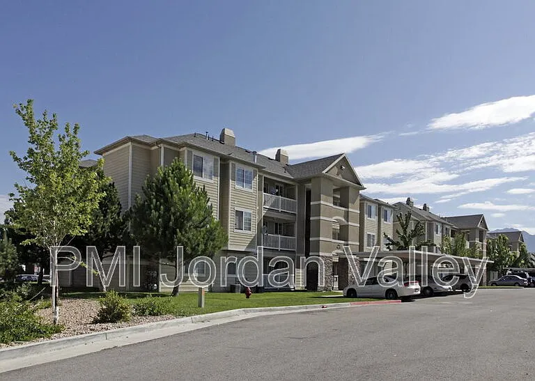 7011 S 1300 W — Photo 2