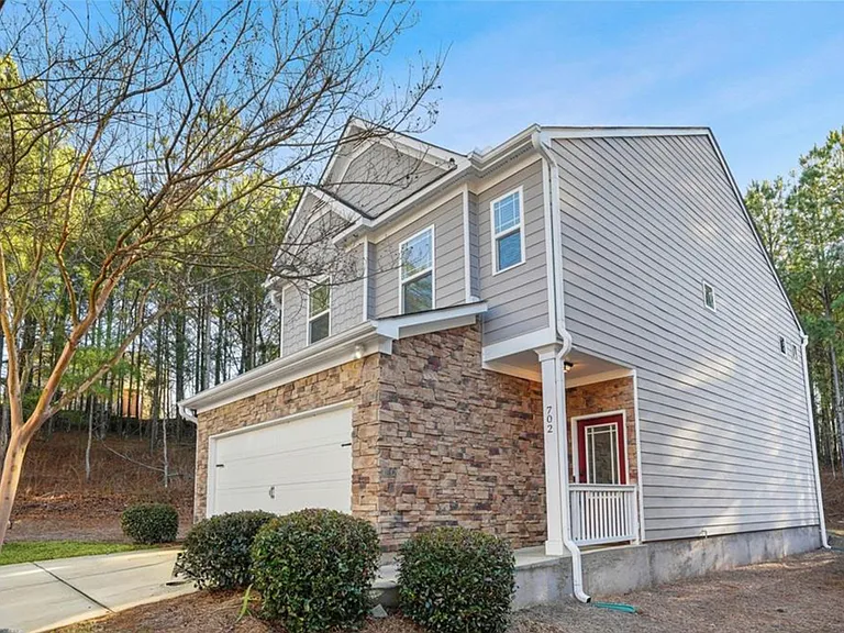 702 Barberry Dr — Photo 2