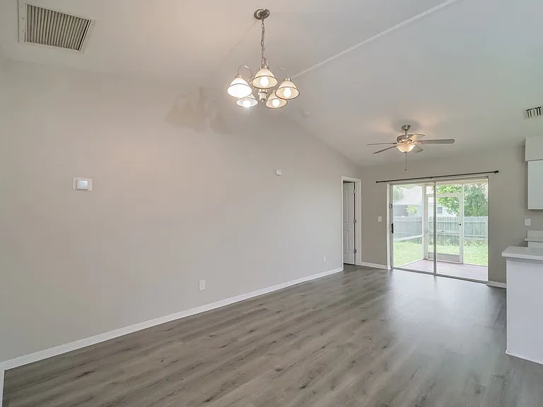 706 SW 11th St — Photo 5