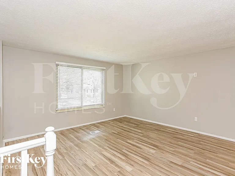 910 Woodlark Dr — Photo 3