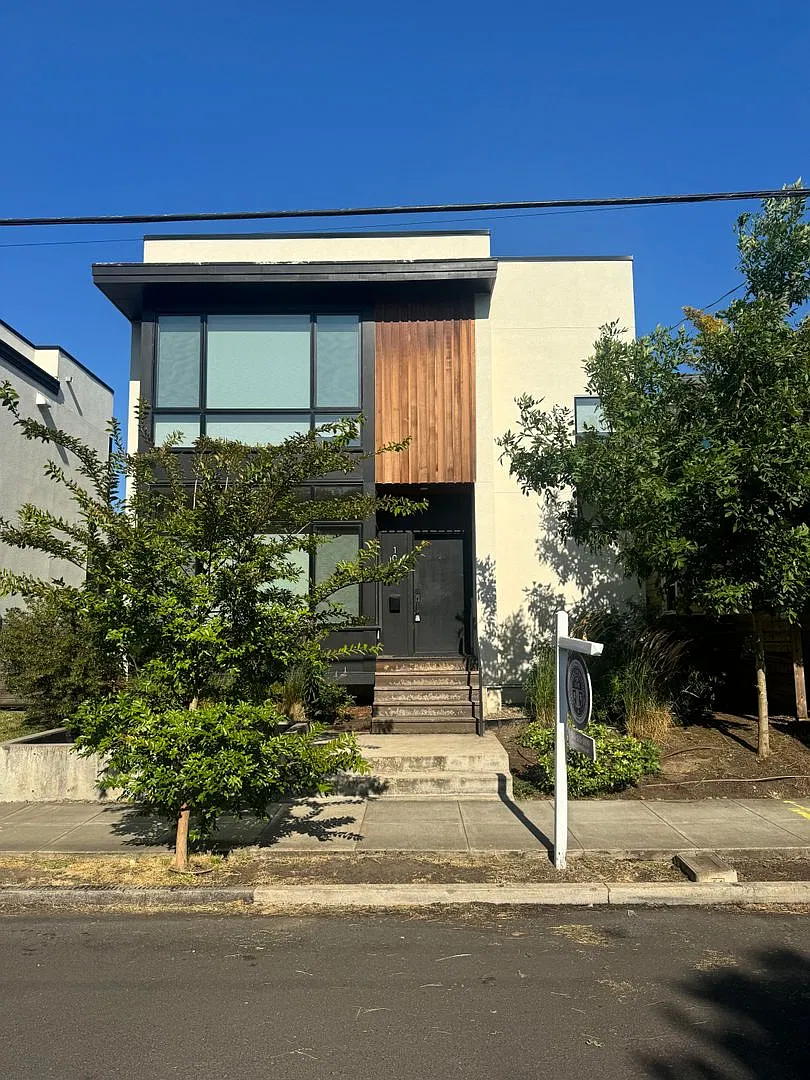 Stunning Modern Se Portland Townhome! 2 Bedrooms + Spacious Loft | Oversized Patio | Cozy Firepla... — Photo 1