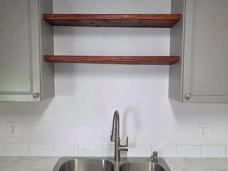 1123 Hawthorne Ave — Photo 2
