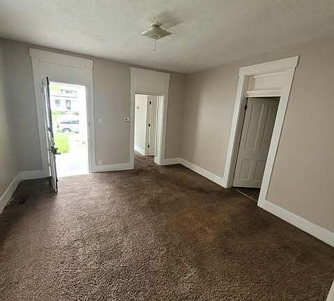 2nd image of 2027 E Oak St