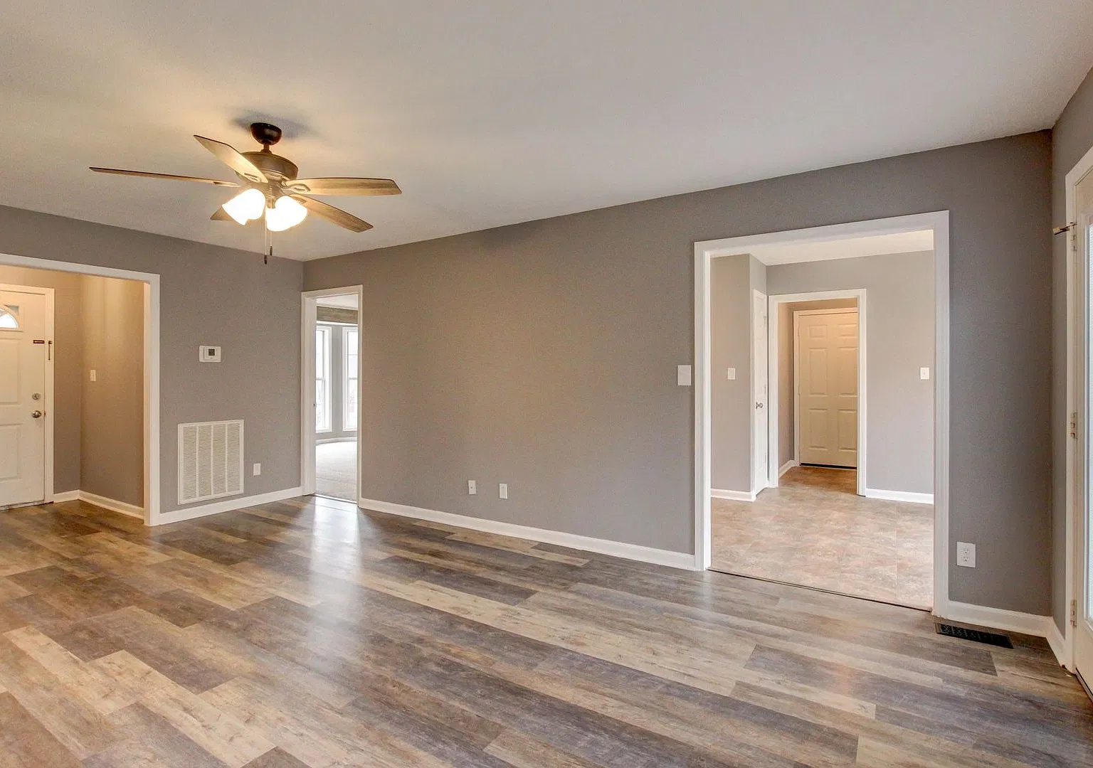 Charming Ranch Style Home On Over An Acre with Hardwood Flooring And Stainless Steel Appliances C... — Photo 4