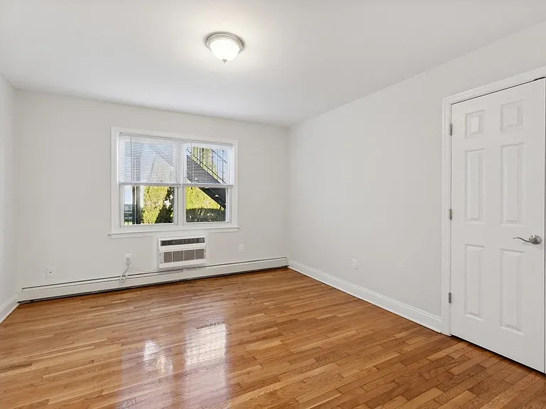 Sherwood Court Apartments — Photo 9