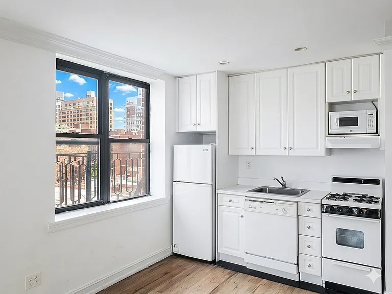 238 E 36th St #4F — Photo 2