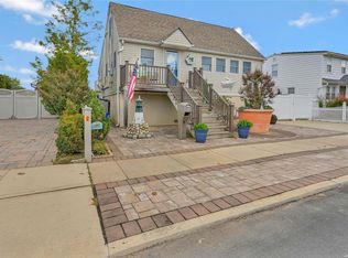830 S 6th St, Lindenhurst, NY 11757