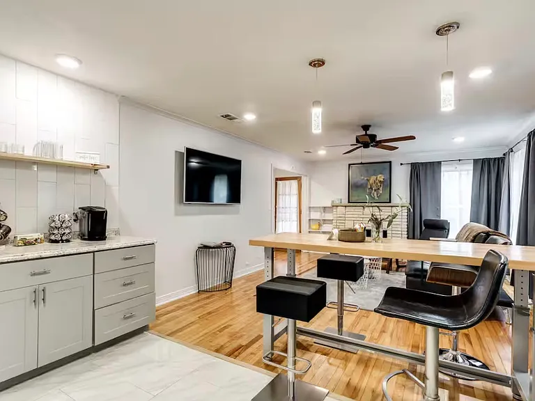 3572 W 4th St — Photo 4