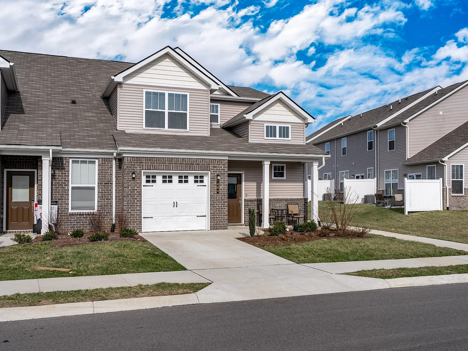 3 bed, 2.5 bath, 1729 sqft, $2,099 — Photo 2