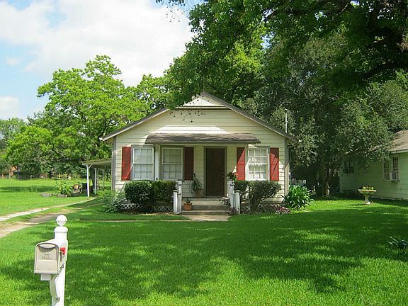 another view of front. Historical society owns property to the left of house.