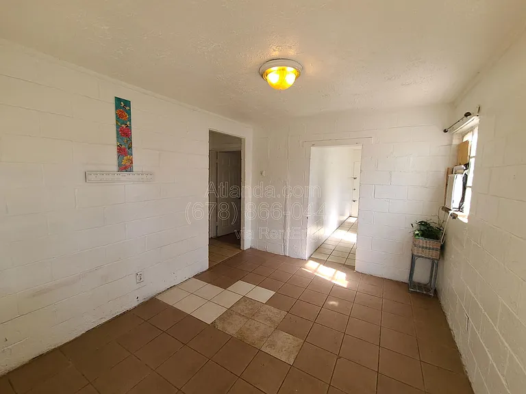 1178 Garibaldi St SW — Photo 2