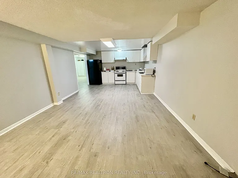 35 Soho Cres #BASEMENT — Photo 9