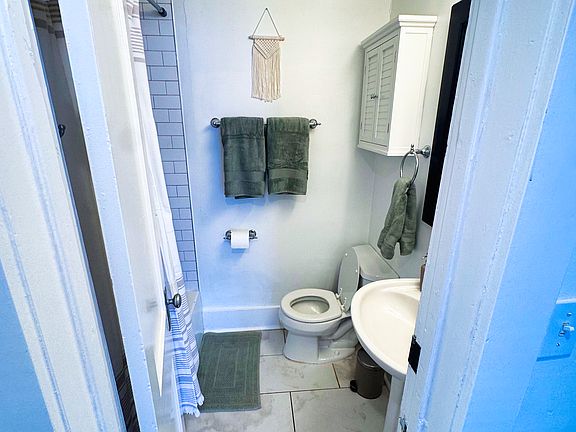 4th image of 437 Queen Anne Ct