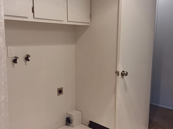 Laundry Hookups and Storage