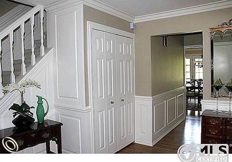 Foyer w/Hardwood Fl