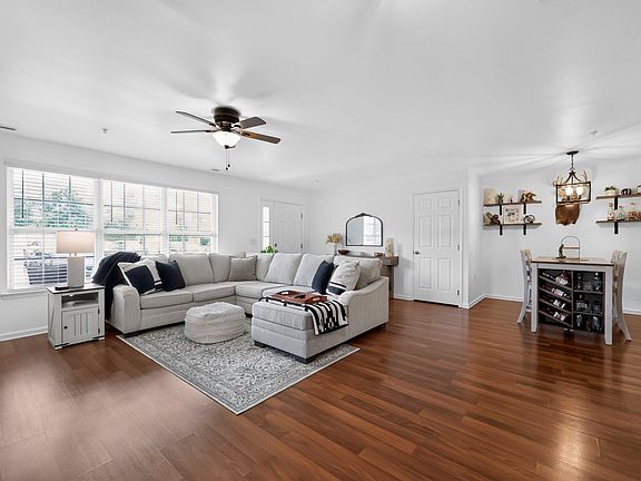 3rd image of 111 Redbud Ln
