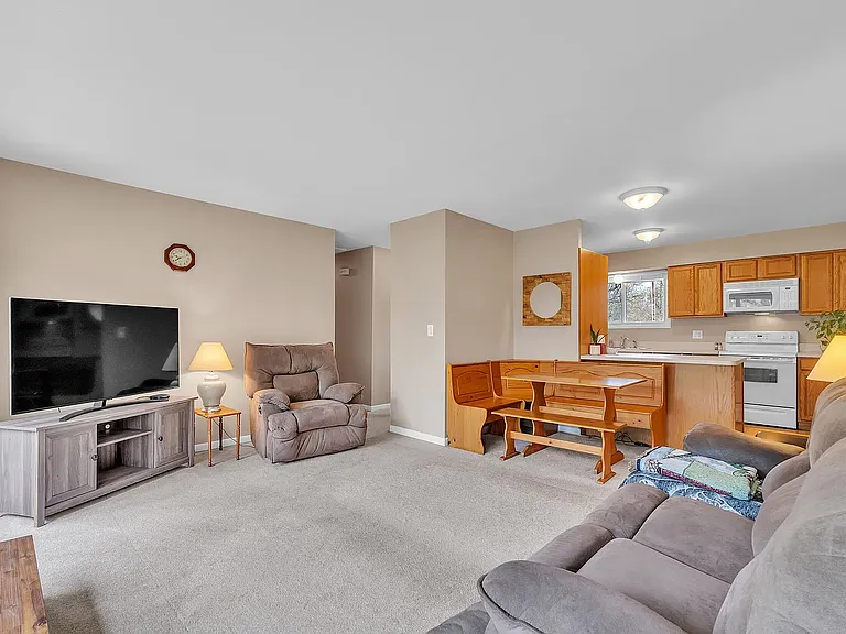 1114 N Maple Rd — Photo 7
