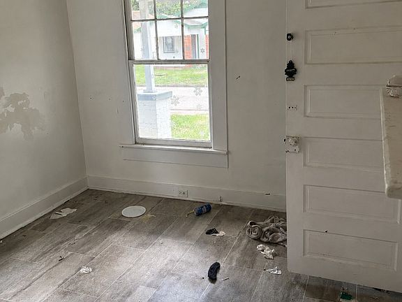 3rd image of 726 Alexander St