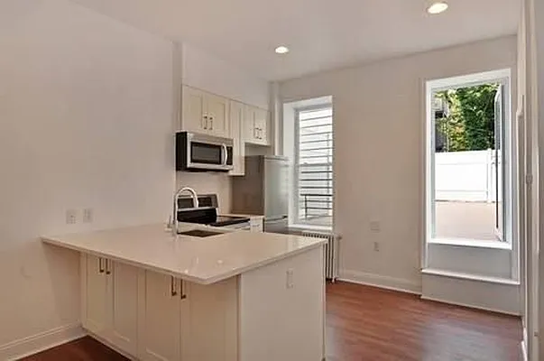 Rented by RELO REDAC INC. | media 9