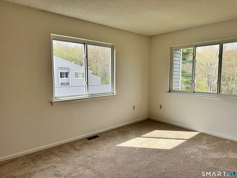 11 Hilltop Dr #11 — Photo 4