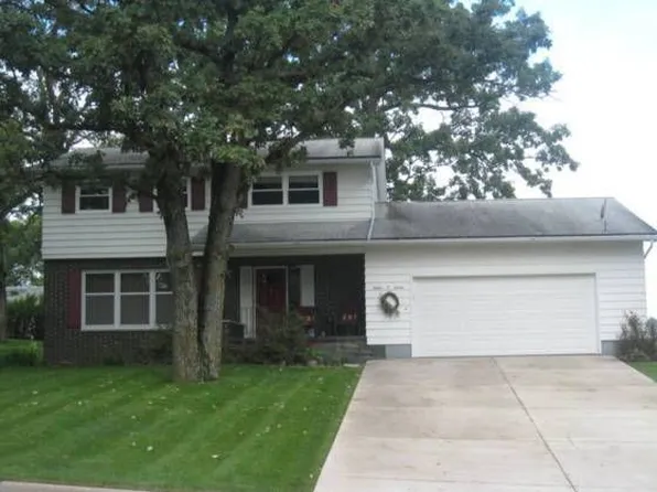 1207 3rd St SW, Dyersville, IA 52040