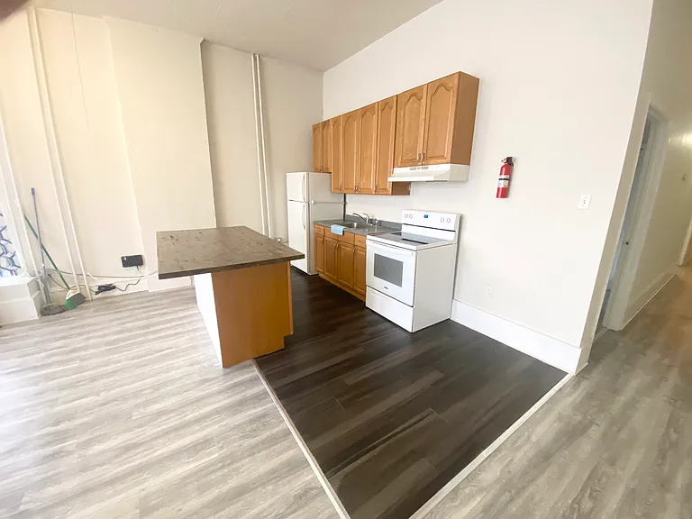 901 Queen St #1F — Photo 12