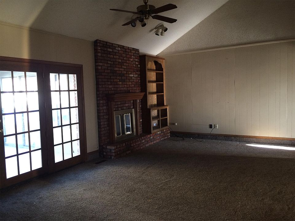 2nd image of 604 N Fir Ave W