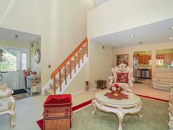 5th image of 22 Saddlebrook Ct