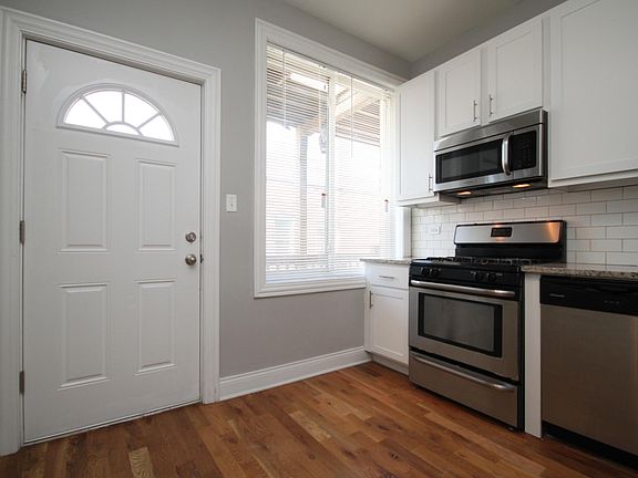 3rd image of 1414 W Montrose Ave #1W
