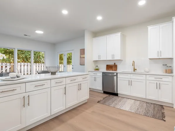 828 Greystone Highlands Dr, Birmingham, AL 35242