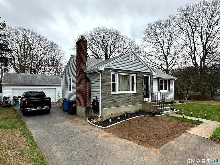 320 Halls Hill Rd — Photo 2