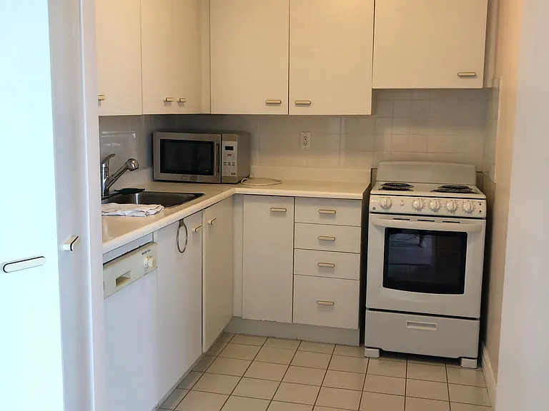 1055 Bay St #2210 — Photo 14