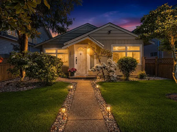 1698 Garden Ave, North Vancouver, BC V7P 3A7