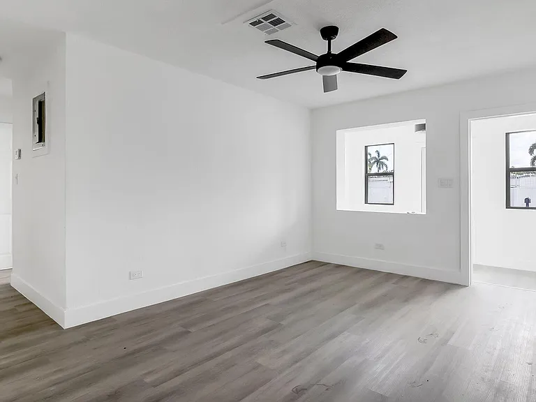 5015 SW 25th St — Photo 8