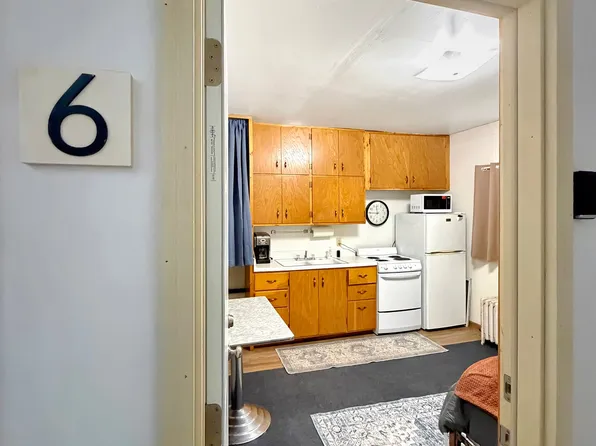 208 2nd St SE #6, Hallock, MN 56728