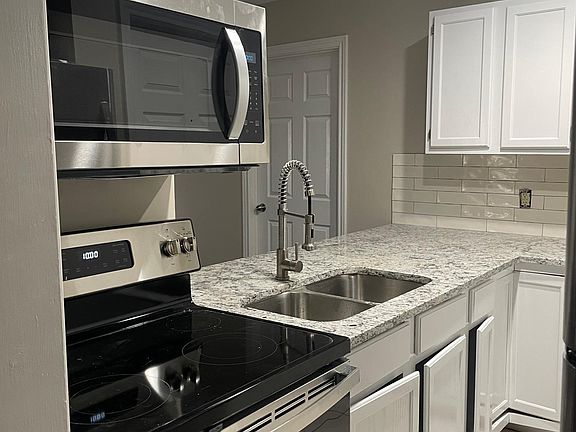 New granite and stainless appliances