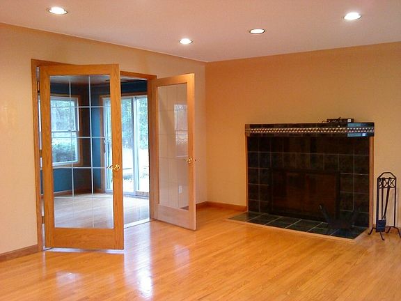 LivingRoom looking towards sun room