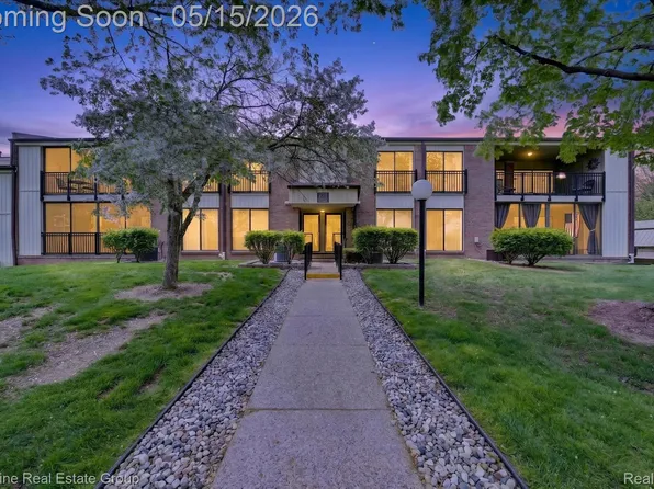 18285 University Park Dr, Livonia, MI 48152