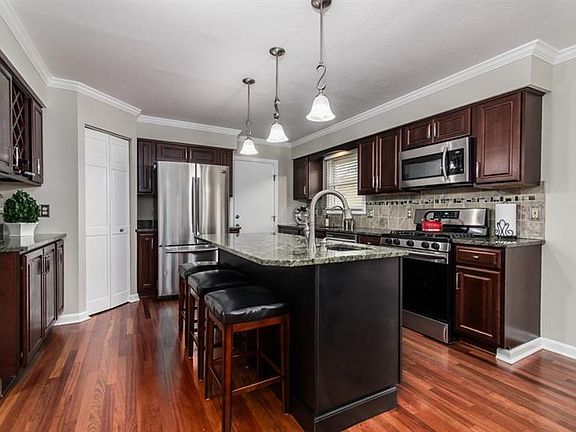 5th image of 409 Chestnut Grv