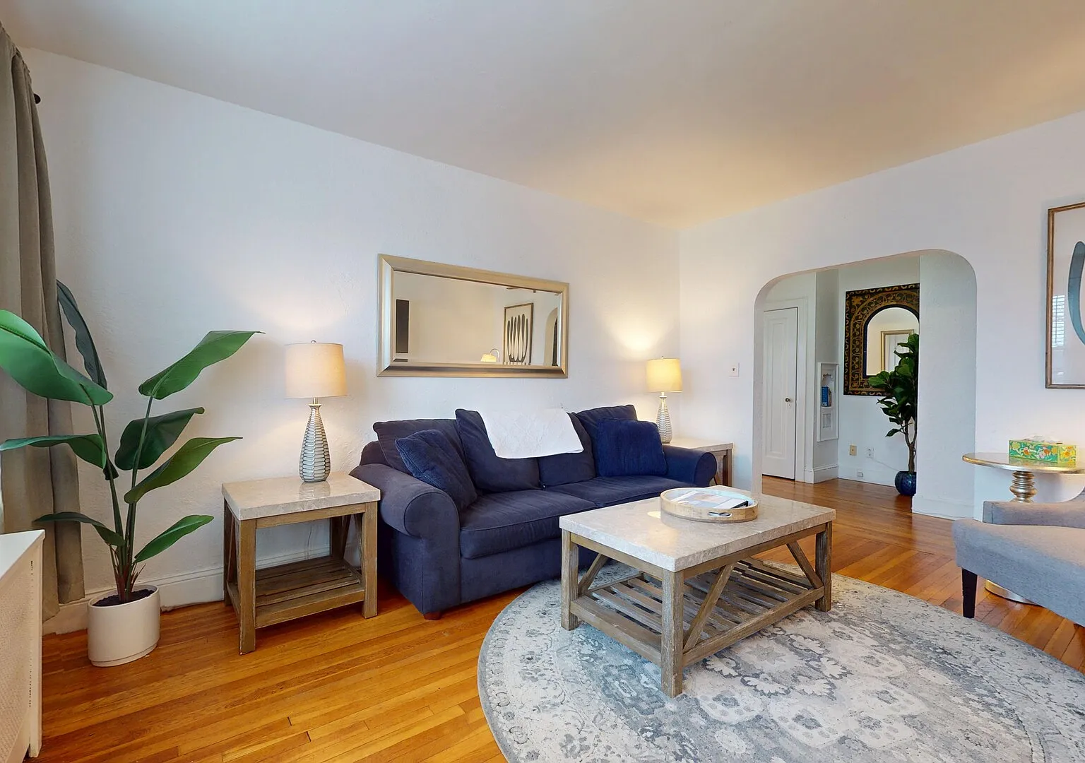KIL9044 Spacious, Top Floor 1-Bed, MBTA, Longwood Medical Area — Photo 1