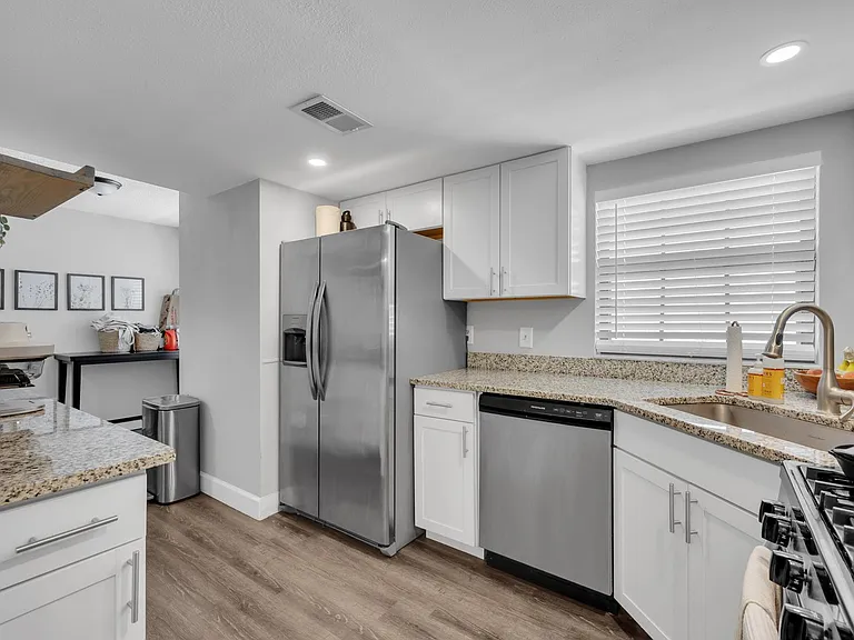 411 S Willow Ave — Photo 31