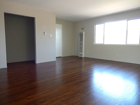 3rd image of 909 Capuchino Ave #B