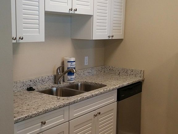 2nd image of 512 N Trask St APT 203B