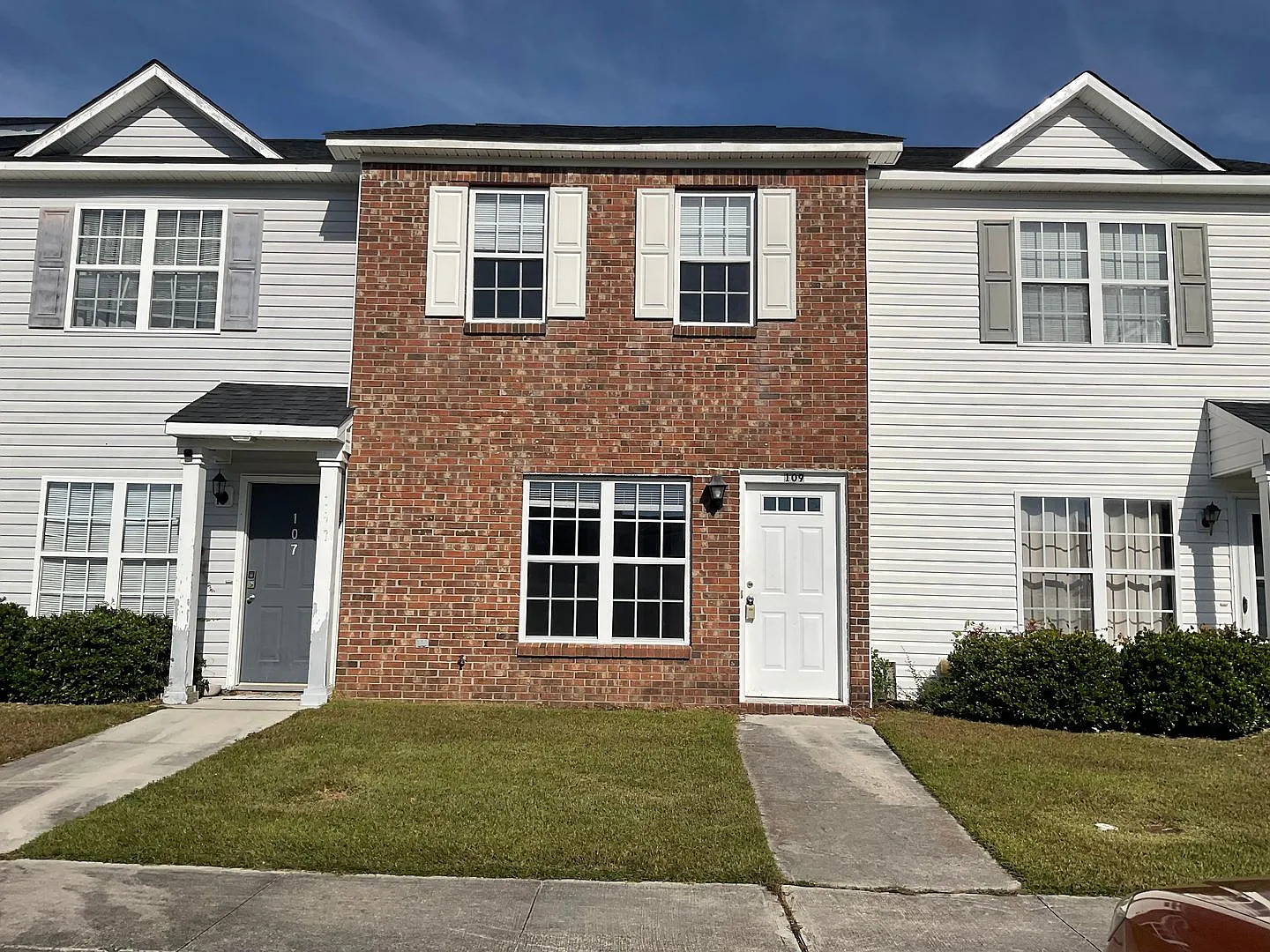 Delightful 2 bedroom 2 1/2 bath town home that is centrally located! Just minutes to Camp Lejeune... — Photo 1